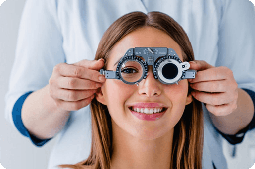 Examen de la vue avec phoropter sur une patiente