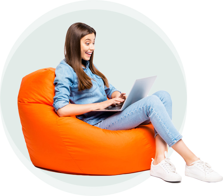 Femme utilisant un ordinateur portable