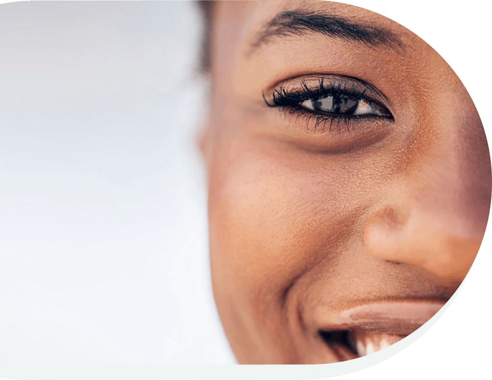 Regard d’une femme souriante avec une vision claire